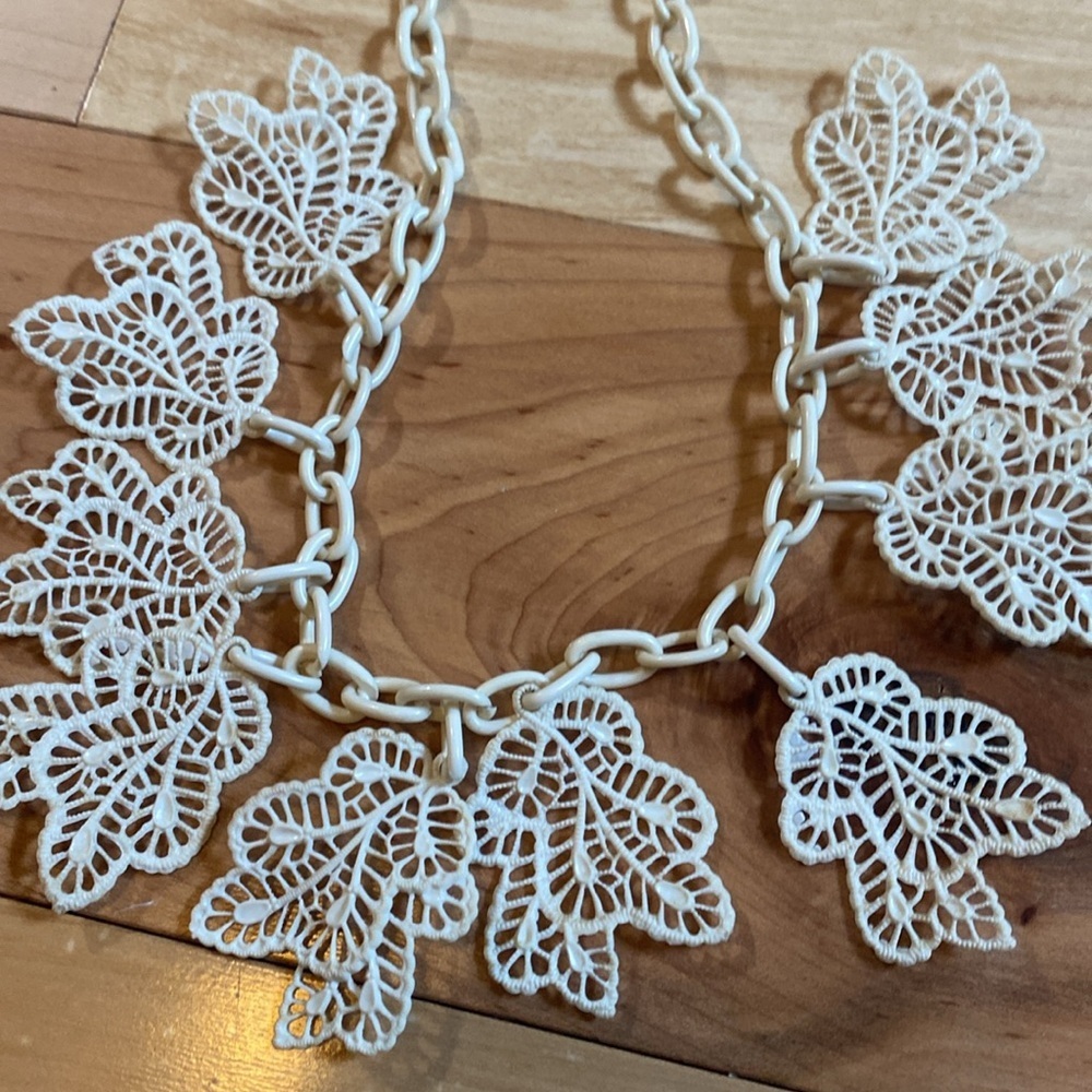 Vintage Lacey leaf Necklace - Picture 6 of 8